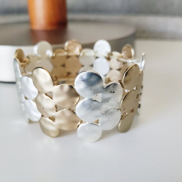 Vintage Cuff Costume Jewelry Bracelet Flower Design Silver and Gold Tones - Picture 9 of 10